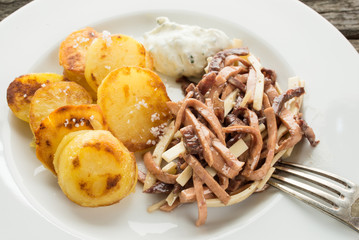 Nahaufnahem Bratkartoffeln und Wurstsalat