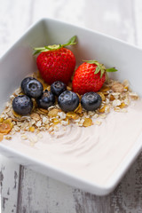 Quark mit Müsli und frischen Beeren