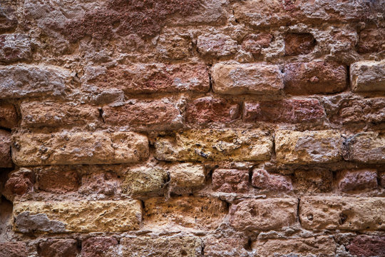Textura de muro de ladrillo antiguo, muy degradado por el clima. Destrucción. 