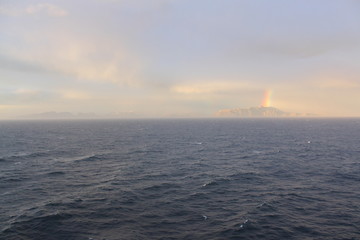 Obraz premium Mitternachtssonne und Regenbogen über den Lofoten 