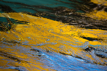 Fototapeta na wymiar Detalle de colores del reflejo del agua. Textura