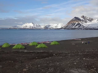 Vlies Fototapete Arktis Camp de base en terre polaire