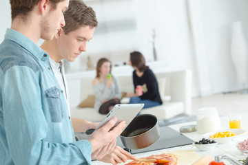 Obraz premium Man preparing a tomato sauce