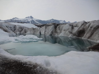 Lac bleu sur glacier en terre polaire