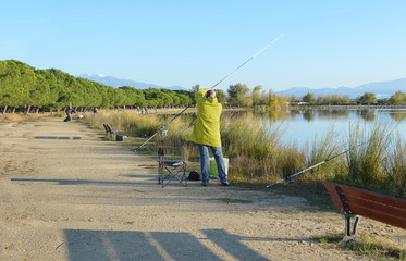 Pêche à la ligne au petit matin , au bord du lac de la Raho