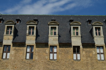 Façade et toiture d'immeuble d'un vieil immeuble.