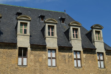 Façade et toiture d'immeuble d'un vieil immeuble.