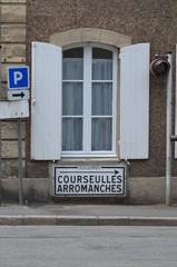  Vieux panneau routier en béton à Bayeux