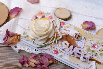 композиция с открыткой ручной работы в технике скрапбукинг