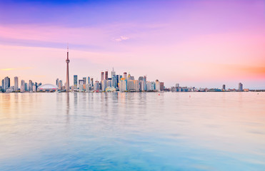 Panorama van de skyline van Toronto in de schemering in Ontario, Canada