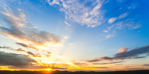 Fototapeta premium kolorowe dramatyczne niebo z chmurą o zachodzie słońca