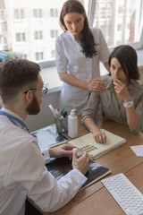 Obraz premium Doctor prescribing medication