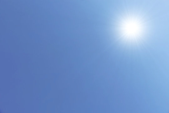 Blauer Himmel und Sonne; Hintergrund, wolkenlos, heiss 40 grad © ViennaFrame