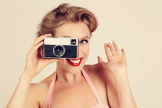 femme pin-up vintage avec appareil photo 