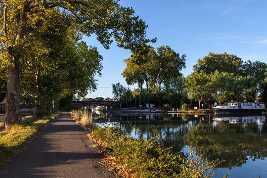 France. P&eacute;niches sur le Canal lat&eacute;ral &agrave; la Garonne