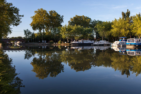 France. P&eacute;niches sur le Canal lat&eacute;ral &agrave; la Garonne