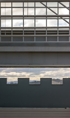 Constru&ccedil;&atilde;o de vidro, concreto e metais