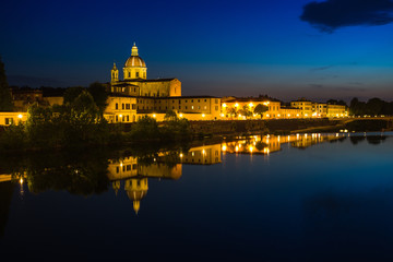 Fototapeta na wymiar Night view of the river in Florence Italy