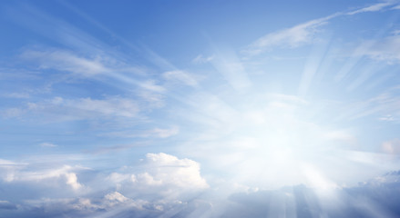Obraz na płótnie Canvas Light rays in blue sky