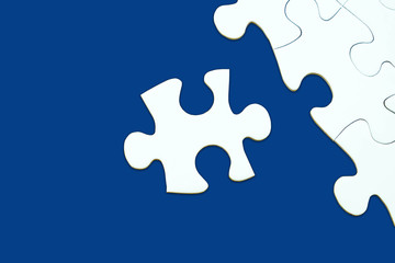 Obraz premium Jigsaw puzzle on blue background for business concepts template