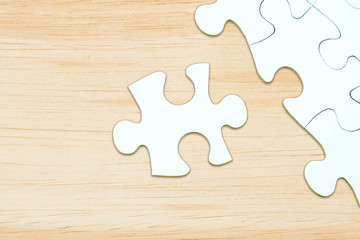 Jigsaw puzzle on wood for business concepts template.