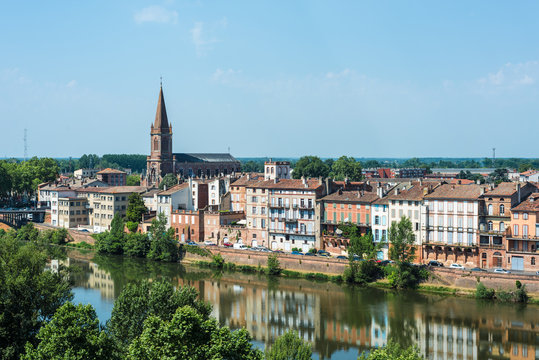 Le Tarn river passing through Montauban, France