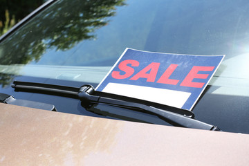 Naklejka premium For sale sign on windshield of car.