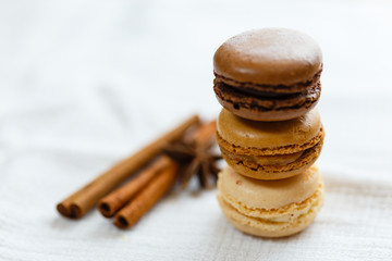 Macarons with gingerbread spices
