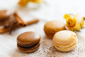 Macarons with gingerbread spices