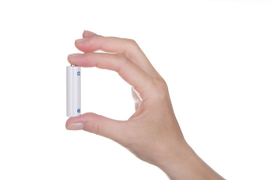 weibliche Hand haltet eine AA-Batterie