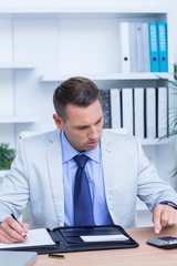 Naklejka premium Professional businessman doing some calculations