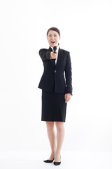 インタビューをしているスーツの女性