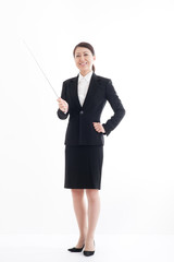 指し棒を持っているスーツの女性,立ちポーズ