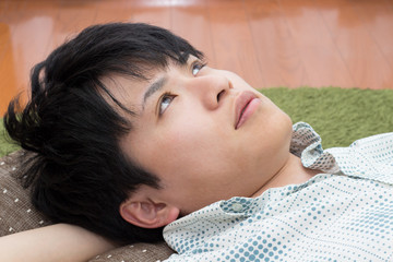 男性　休憩　昼寝