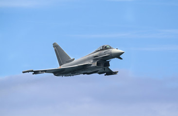 Fototapeta na wymiar Eurofighter en vuelo