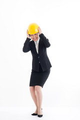 ヘルメットを被って危険を感じているスーツの女性