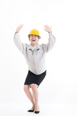 危険を感じている女性,作業着でヘルメットを被っている