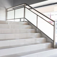 Cercles muraux Escaliers escaliers blancs dans un bureau moderne