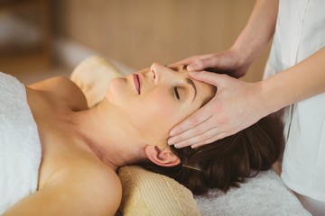 Obraz na płótnie Canvas Young woman getting a massage