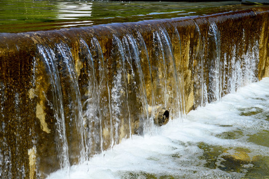 K&uuml;nstlicher Wasserfall im Donaupark