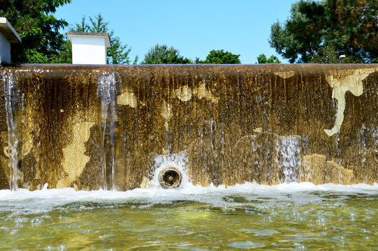 K&uuml;nstlicher Wasserfall im Donaupark