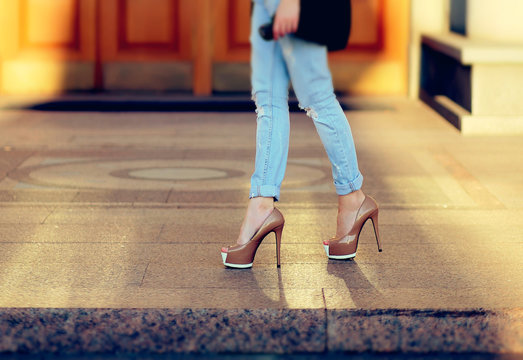 Женские ножки в джинсах и на каблуках