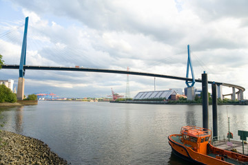 Deutschland, Hamburg, Blick auf Koehlbrand Br&uuml;cke am Fluss Koeh