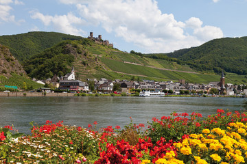 Deutschland, Rheinland-Pfalz, Ansicht der Burg Thurant und Dorf