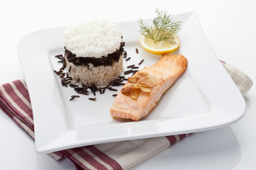 Lachs und Reis Tart garniert mit Dill, Zitrone, Knoblauch in der