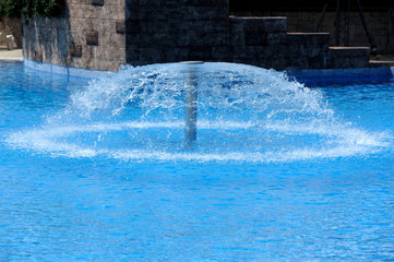 Swimming pool with fountain