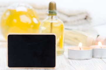 tafel vor ölen und teelichtern