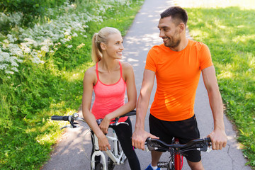 Obraz premium happy couple riding bicycle outdoors