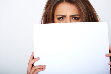 junge gesch&auml;ftsfrau h&auml;lt ein leere wei&szlig;e tafel