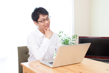 男性　リビング